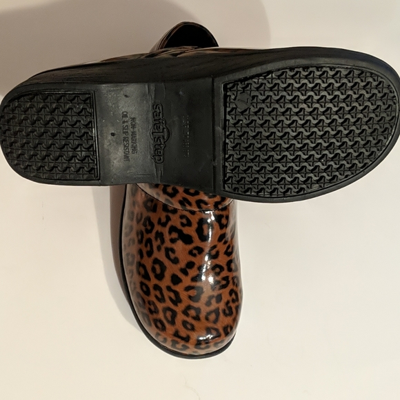 SafeTstep Women's no slip animal print professional clogs. 7 - Picture 5 of 7